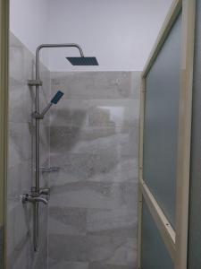 ein Badezimmer mit Dusche mit Glastür in der Unterkunft Apartments in Lekki in Lekki