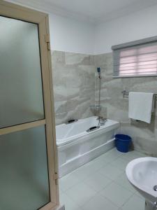 ein Badezimmer mit Badewanne und Waschbecken in der Unterkunft Apartments in Lekki in Lekki + 6 Fotos