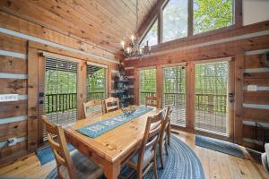 een eetkamer met een houten tafel en stoelen bij Mountain Masterpeace in Banner Elk