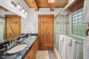 een badkamer met twee wastafels en een douche bij Mountain Masterpeace in Banner Elk +36 foto's