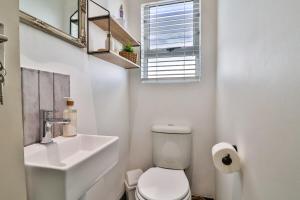 Ένα μπάνιο στο Peace Haven Cottage St Helena Bay +30 φωτογραφίες