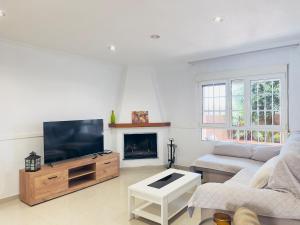 TV a/nebo společenská místnost v ubytování Casa del Sol - Sunny Seaview Winter Retreat in Almería