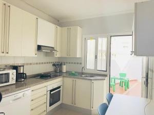 Kuchyň nebo kuchyňský kout v ubytování Casa del Sol - Sunny Seaview Winter Retreat in Almería