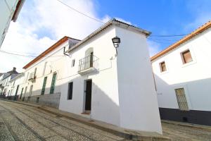 a white building on the side of a street at Ca' Magüi in Jabugo