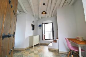a room with a table and a chair and a window at Ca' Magüi in Jabugo