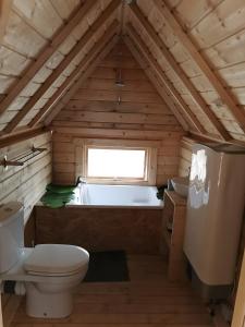 a bathroom with a toilet and a bath tub at Kota Crème Catalane in Saint-André