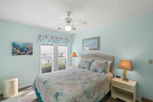 マートルビーチにあるPerrin Place C - 3rd Row - Ocean Drive Sectionのベッドと窓のある寝室 +18枚の写真