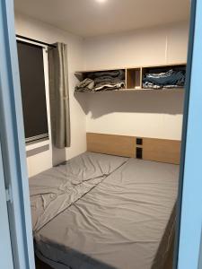 Postel nebo postele na pokoji v ubytování Mobil Home de luxe 6 pers + 16 fotografií