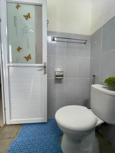 une salle de bain avec des toilettes blanches et une douche dans l'établissement Casa de Brisa BnB, à Prampuan 21 autres photos