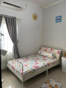 une chambre avec un lit avec des fleurs dessus dans l'établissement Casa de Brisa BnB, à Prampuan