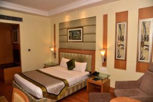 Ένα ή περισσότερα κρεβάτια σε δωμάτιο στο Hotel Western Court +9 φωτογραφίες