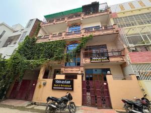un edificio con due moto parcheggiate di fronte di Shivaytan a Varanasi