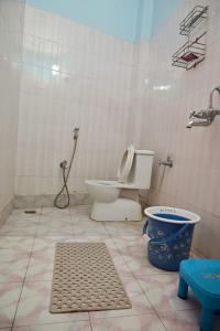 un bagno con un water e un lavandino di Shivaytan a Varanasi Altre 20 foto