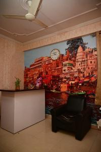 un murale di una città con un orologio di Shivaytan a Varanasi