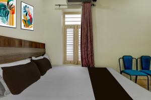 Postel nebo postele na pokoji v ubytování Hotel O Sindhuri Vijayawada Junction