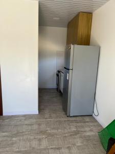 een keuken met een koelkast in de kamer bij Porfiado in La Paloma