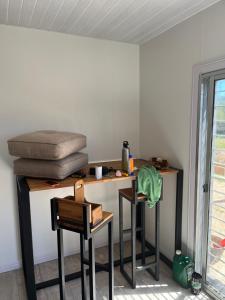 een kamer met een tafel, 2 stoelen en een bed bij Porfiado in La Paloma
