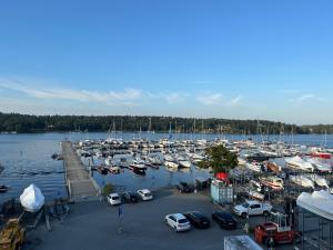 ストックホルムにあるBright and modern studio with a great locationのマリーナに停船する船 +5枚の写真