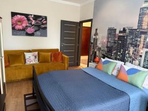 a bedroom with a bed and a couch at Melinda Apartman in Kisvárda