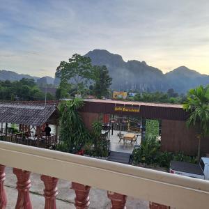 desde el balcón de un edificio con montañas en el fondo en vangvieng SCK Hotel, en Vang Vieng 40 fotos más