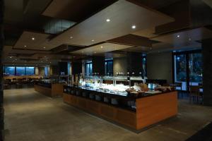 een restaurant met een buffetrestaurant in een gebouw bij The Navigator - Colombus All Inclusive in Porto Santo