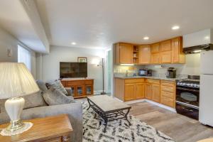 Η κουζίνα ή μικρή κουζίνα στο Work and Play! Apt 3 Mi to Dtwn and Salem Hospital