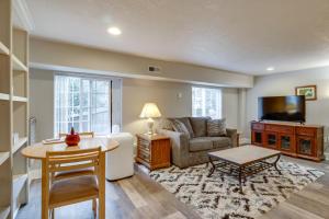 Μια τηλεόραση ή/και κέντρο ψυχαγωγίας στο Work and Play! Apt 3 Mi to Dtwn and Salem Hospital