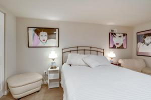 Ένα ή περισσότερα κρεβάτια σε δωμάτιο στο Work and Play! Apt 3 Mi to Dtwn and Salem Hospital