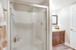 Ένα μπάνιο στο Work and Play! Apt 3 Mi to Dtwn and Salem Hospital +19 φωτογραφίες