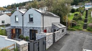 ein Steinhaus mit einem Tor und einer Einfahrt in der Unterkunft Bath Lane Cottages & Sauna Garden x8 beds in Newcastle