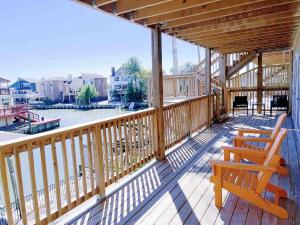 una terraza con 2 sillas y vistas al agua en Waterfront, en Houston