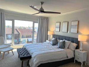 Un dormitorio con una cama y una ventana grande. en Waterfront, en Houston 62 fotos más