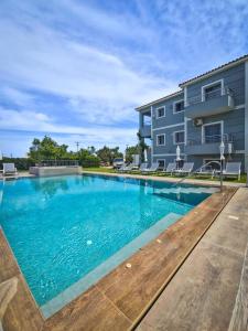 una piscina frente a un edificio en Zakynthos Gold House - Appartments, en Tragaki