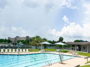 una gran piscina con sillas y sombrillas en Waterfront, en Houston