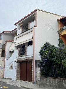 un immeuble d'appartements dans une rue fleurie dans l'établissement Casa Baronia, à Assemini