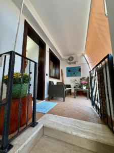 Un escalier mène à un salon avec un canapé. dans l'établissement Casa Baronia, à Assemini