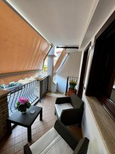 Cette chambre dispose d'un balcon avec un canapé et une table. dans l'établissement Casa Baronia, à Assemini 20 autres photos