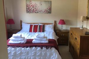 a bedroom with a bed with towels on it at 2-Bed House Sleeps 4 - Enclosed Garden - Tv & WiFi in Amesbury