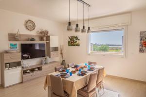 a kitchen and dining room with a table and chairs at Villa Palibella in Torre Pali 