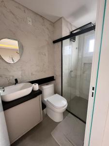 ein Badezimmer mit Toilette, Waschbecken und Dusche in der Unterkunft Loft Super aconchegante a 50mt da Vila Germânica com estacionamento gratuito in Blumenau