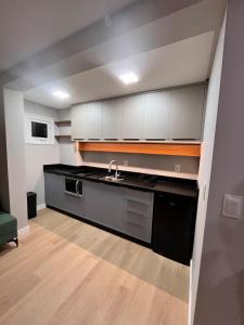 eine Küche mit Spüle und Arbeitsplatte in der Unterkunft Loft Super aconchegante a 50mt da Vila Germânica com estacionamento gratuito in Blumenau
