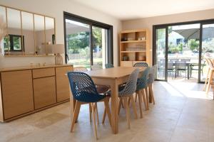 Kuchyň nebo kuchyňský kout v ubytování Villa with heated pool and Ventoux View in Pernes