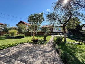 einen Hof mit einem Baum und einem Zaun in der Unterkunft Apartment in Ilidza in Sarajevo