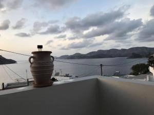 Un jarrón colocado en el borde de un balcón con vistas al agua. en 1 Bed - Sleeps 2 - Private Balcony - Free Parking, en Masouri