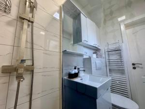 ein weißes Badezimmer mit Waschbecken und Toilette in der Unterkunft Apartment in Ilidza in Sarajevo + 26 Fotos