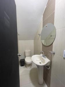 Duplex Castellana 62 Norte Monteria AA في مونتيريا: حمام مع حوض ومرحاض ومرآة