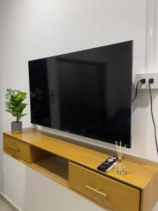 Duplex Castellana 62 Norte Monteria AA في مونتيريا: تلفزيون بشاشة مسطحة جالس على مركز ترفيهي خشبي