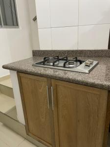 Duplex Castellana 62 Norte Monteria AA في مونتيريا: فرن أعلى الموقد جالس على منضدة المطبخ