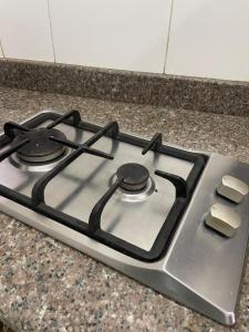 Duplex Castellana 62 Norte Monteria AA في مونتيريا: فرن قمة الموقد جالس على كاونتر +8 صور