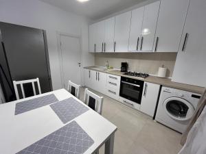 Η κουζίνα ή μικρή κουζίνα στο Urban Escape Craiova +4 φωτογραφίες